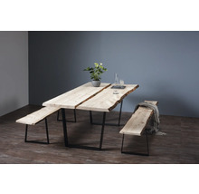 Esstisch mit zwei Bänken aus Holz und Metallbeinen im Esszimmer.