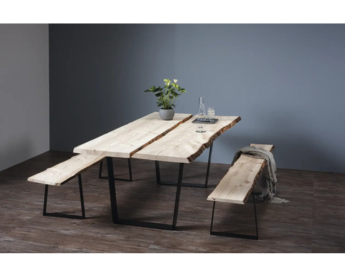 Esstisch mit zwei Bänken aus Holz und Metallbeinen im Esszimmer.