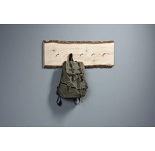Garderobe aus Holz mit Rinde und Rucksack