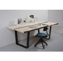 Büro mit Schreibtisch aus Holz und Metallgestell