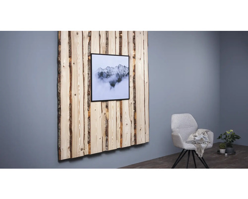 Wandgestaltung mit Holzpaneelen und gerahmtem Bergmotiv, Dekoration im Raum.