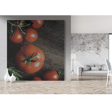 Dekoratives Wandpaneel mit Tomatenmotiv in einem Wohnraum.
