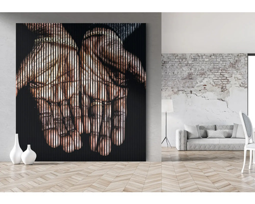 Dekoratives Wandbild mit Handmotiv in einem hellen Raum