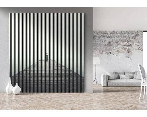 Dekoratives Wandbild mit vertikalen Streifen und einer Person auf einem Steg in einem hellen Raum.