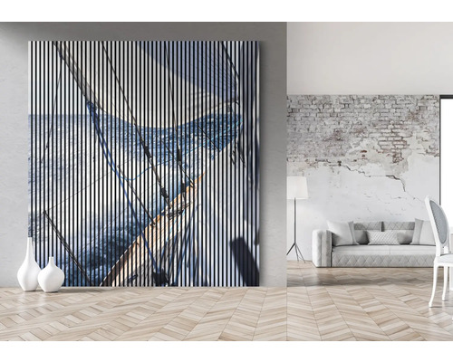 Dekoratives Wandbild mit Streifenmuster und Segelbootmotiv im Wohnraum