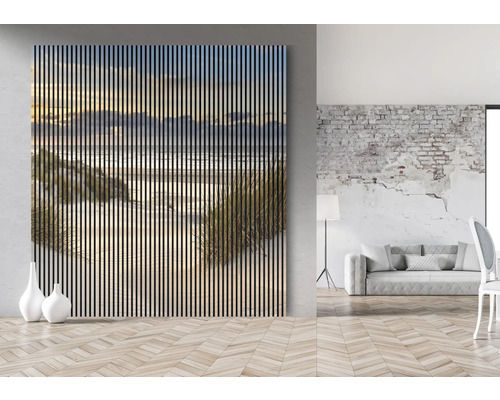 Raumansicht mit einer Holzpaneelwand, die ein Strandmotiv zeigt