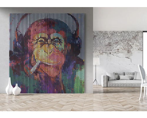 Gemälde mit einem Affen mit Kopfhörern und Zigarette im Mund in einem Wohnraum.