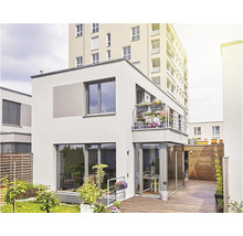 Modernes Wohnhaus mit Garten, Terrasse und Balkon mit Blumenkästen.