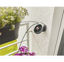 Automatische Bewässerung mit Blumenkästen auf einem Balkon