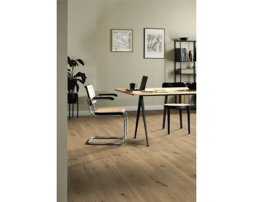 Heller Raum mit Esstisch, Stühlen, Regalen und Holzboden