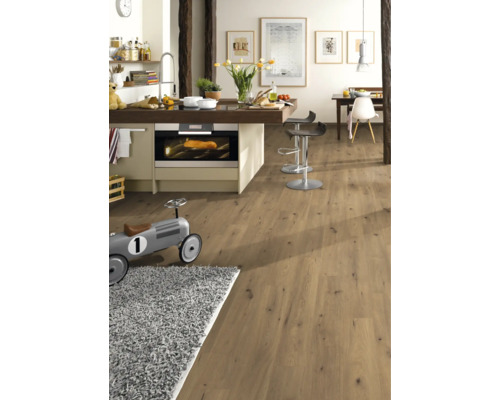 Küche mit Holzbalken, Kochinsel, Barhockern und Holzfußboden