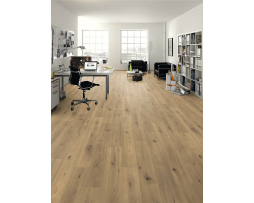 Heller, freundlicher Büroraum mit Laminatboden in Holzoptik, Schreibtisch und Regalen.