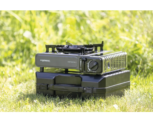 Campingaz Kocher mit Transportkoffer im Gras