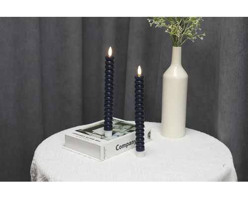 Dekorative LED Kerzen auf einem Tisch mit Blumenvase