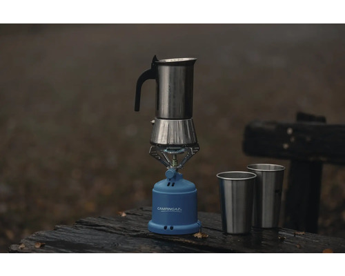 Campingkocher mit Espressokocher und zwei Bechern