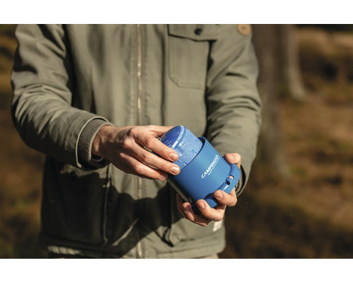 Eine Person wechselt eine Campingaz Gaskartusche aus.