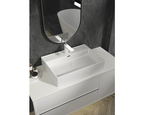Modernes Badezimmer mit Aufsatzwaschbecken, Armatur und Spiegel