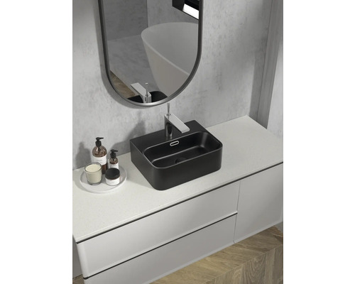 Modernes Badezimmer mit schwarzem Aufsatzwaschbecken, Spiegel und Waschtischunterschrank für ein stilvolles Ambiente.