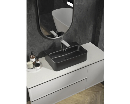 Modernes Badezimmer mit schwarzem Aufsatzwaschbecken, weißem Waschtisch und Spiegel