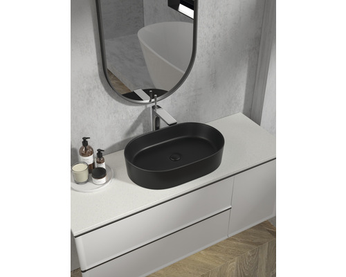 Badezimmer Waschbecken mit Waschtisch, Armatur und Spiegel