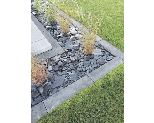 Gartenbeet mit Schiefersteinen, Rasenkantensteinen und Ziergras