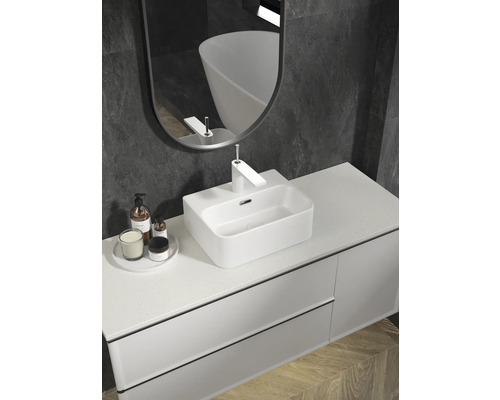 Badezimmer mit Waschbecken, Armatur, Spiegel und Unterschrank