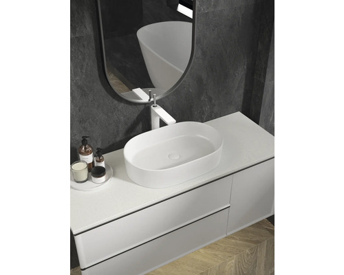 Badezimmer mit Waschtisch, Aufsatzwaschbecken und Spiegel