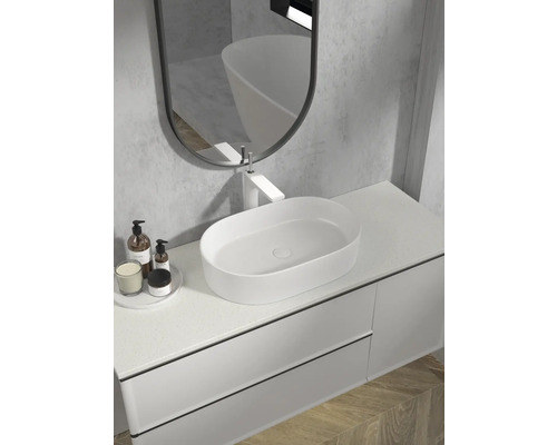 Modernes Badezimmer mit Aufsatzwaschbecken, Spiegel und Unterschrank
