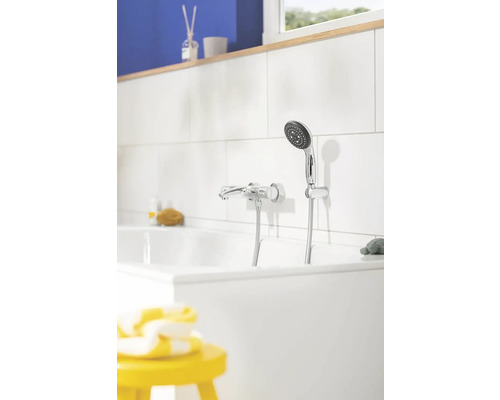 Badezimmer mit weißer Badewanne und Chrom-Armatur mit Handbrause