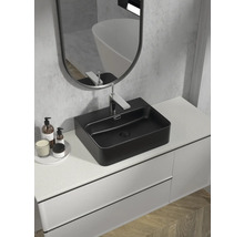 Badezimmer mit schwarzem Aufsatzwaschbecken, Waschtisch, Spiegel und Badewanne.