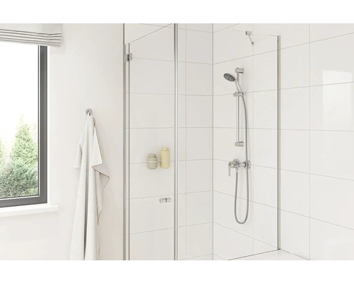 Badezimmer mit Dusche und Duschabtrennung aus Glas