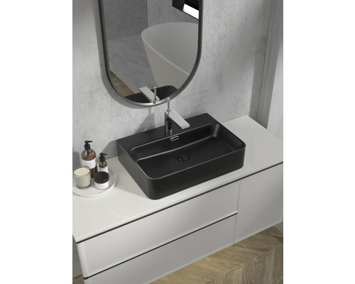 Modernes Badezimmer mit schwarzem Aufsatzwaschbecken, Armatur und Spiegel