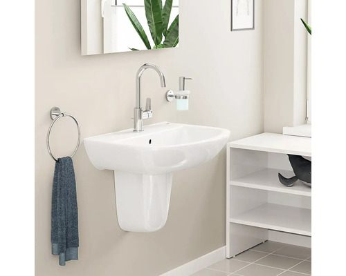 Badezimmer mit weißem Waschbecken, Armatur, Handtuchring und Regal