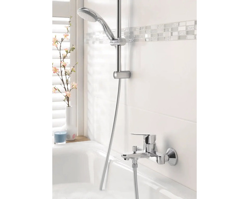 Badezimmerarmatur mit Brausegarnitur an der Wand