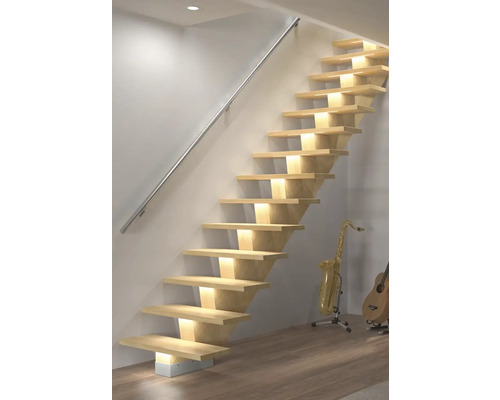 Holztreppe mit Handlauf und Beleuchtung in einem hellen Raum