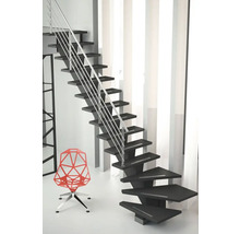 Treppe mit Edelstahlgeländer und rotem Stuhl
