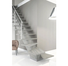 Raumansicht mit Treppe mit Metallgeländer und Holzstufen.