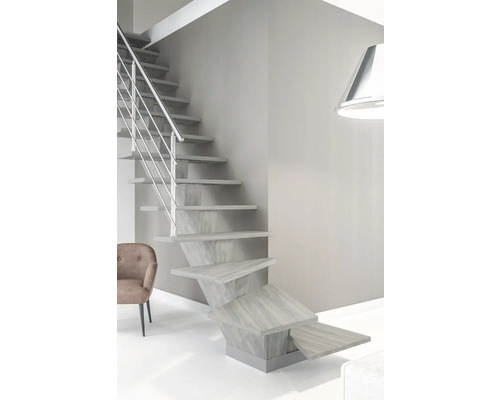 Raumansicht mit Treppe mit Metallgeländer und Holzstufen.