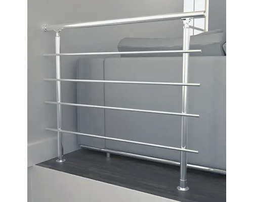 Geländer aus Metall mit vier horizontalen Stäben