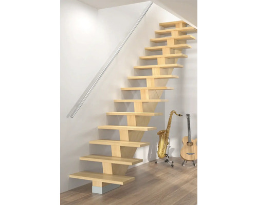 Holztreppe mit Geländer, Saxophon und Gitarre