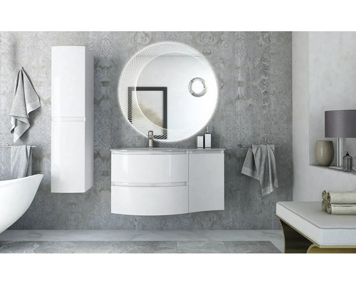 Modernes Badezimmer mit weißem Waschtischunterschrank, Spiegelschrank und Handtüchern