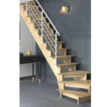 Holztreppe mit Geländer im Innenraum