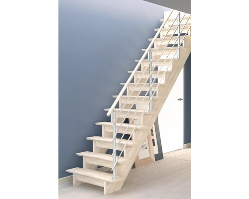 Holztreppe mit Metallgeländer in einem Wohnraum