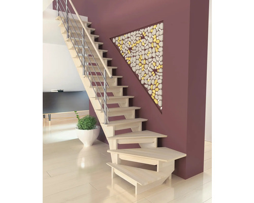 Holztreppe mit Metallgeländer in einem hellen Wohnraum