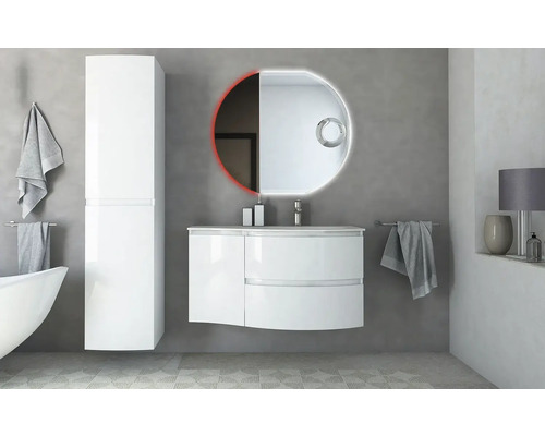 Badezimmer mit Waschtisch, Spiegelschrank und Hochschrank in einem hellen und modernen Design