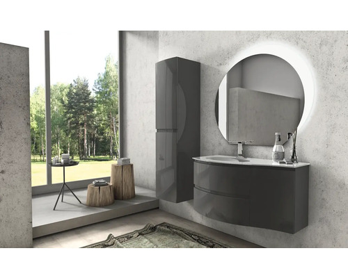 Modernes Badezimmer mit Waschtisch, Spiegelschrank und Fenster mit Blick ins Grüne