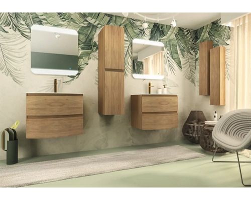 Badezimmer mit Waschtischen, Spiegeln und Holzschränken vor einer Wand mit Pflanzenmuster