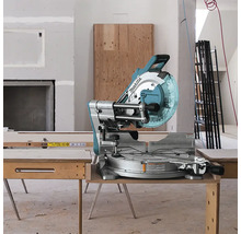 Makita Logo Kreissäge auf einer Werkbank in einem Raum