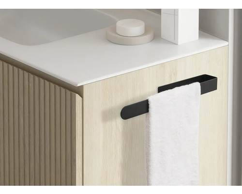 Detailaufnahme eines Badezimmerschranks mit Handtuchhalter und Handtuch.