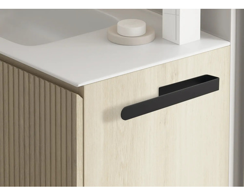 Detailaufnahme eines Waschtischunterschranks mit Handtuchhalter